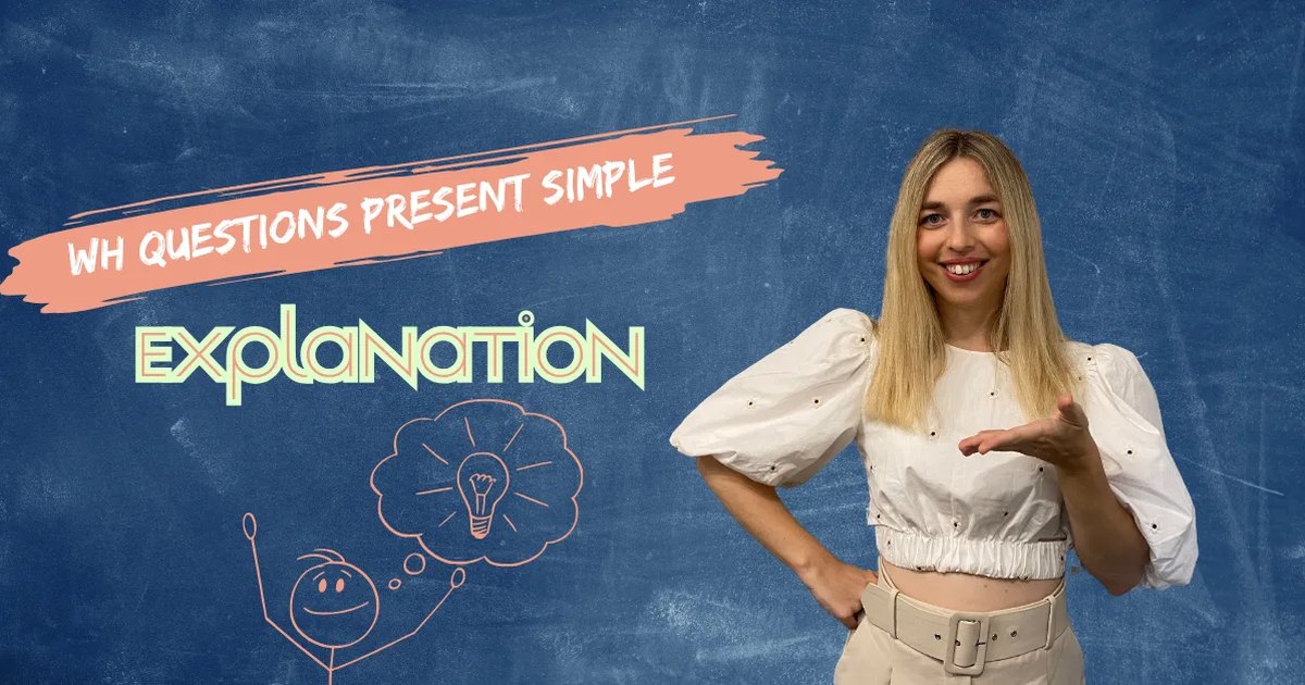 הסבר על WH Questions Present Simple באנגלית - מורה מחייכת ומסבירה על לוח רקע כחול עם איור של רעיון.